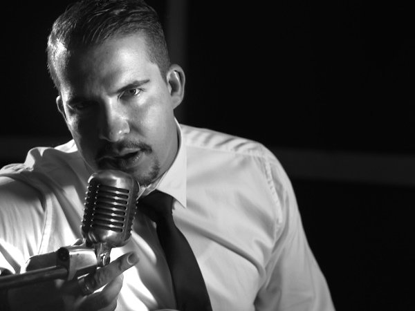 Die smeulende <a href="/JustinSerrao/">JUSTIN SERRAO</a> se weergawe van Kinders van die Wind sleur luisteraars mee bit.ly/20126g3