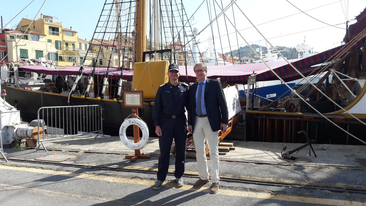 VeleEpocaIM's tweet photo. Il Comandante di Nave Scuola Palinuro G. Belfiore con il Presidente Assonautica Imperia Lucio Carli. @ItalianNavy https://t.co/BwaBDoBZy0