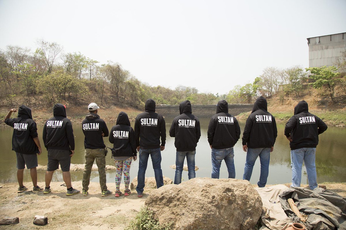 SultanTheMovie's tweet photo. .@BeingSalmanKhan gets everyone in Hoodie Mode by gifting customized #Sultan hoodies to all present on sets.Je baat! https://t.co/brnRjSy5mT
