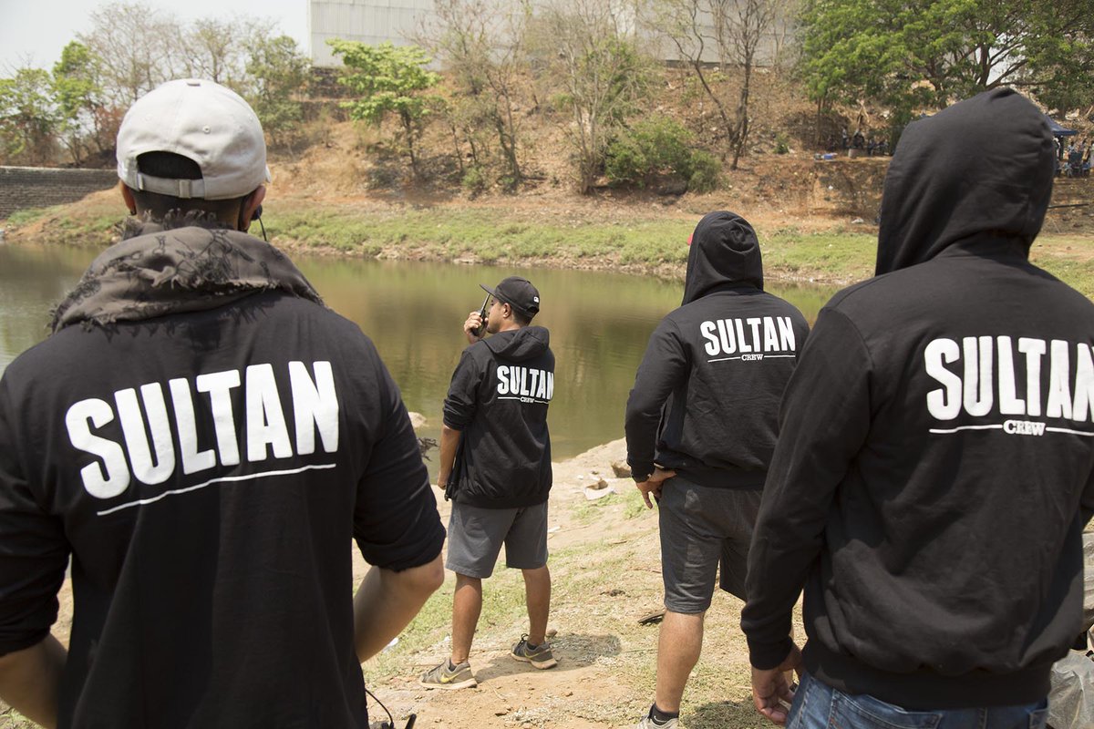SultanTheMovie's tweet photo. .@BeingSalmanKhan gets everyone in Hoodie Mode by gifting customized #Sultan hoodies to all present on sets.Je baat! https://t.co/brnRjSy5mT