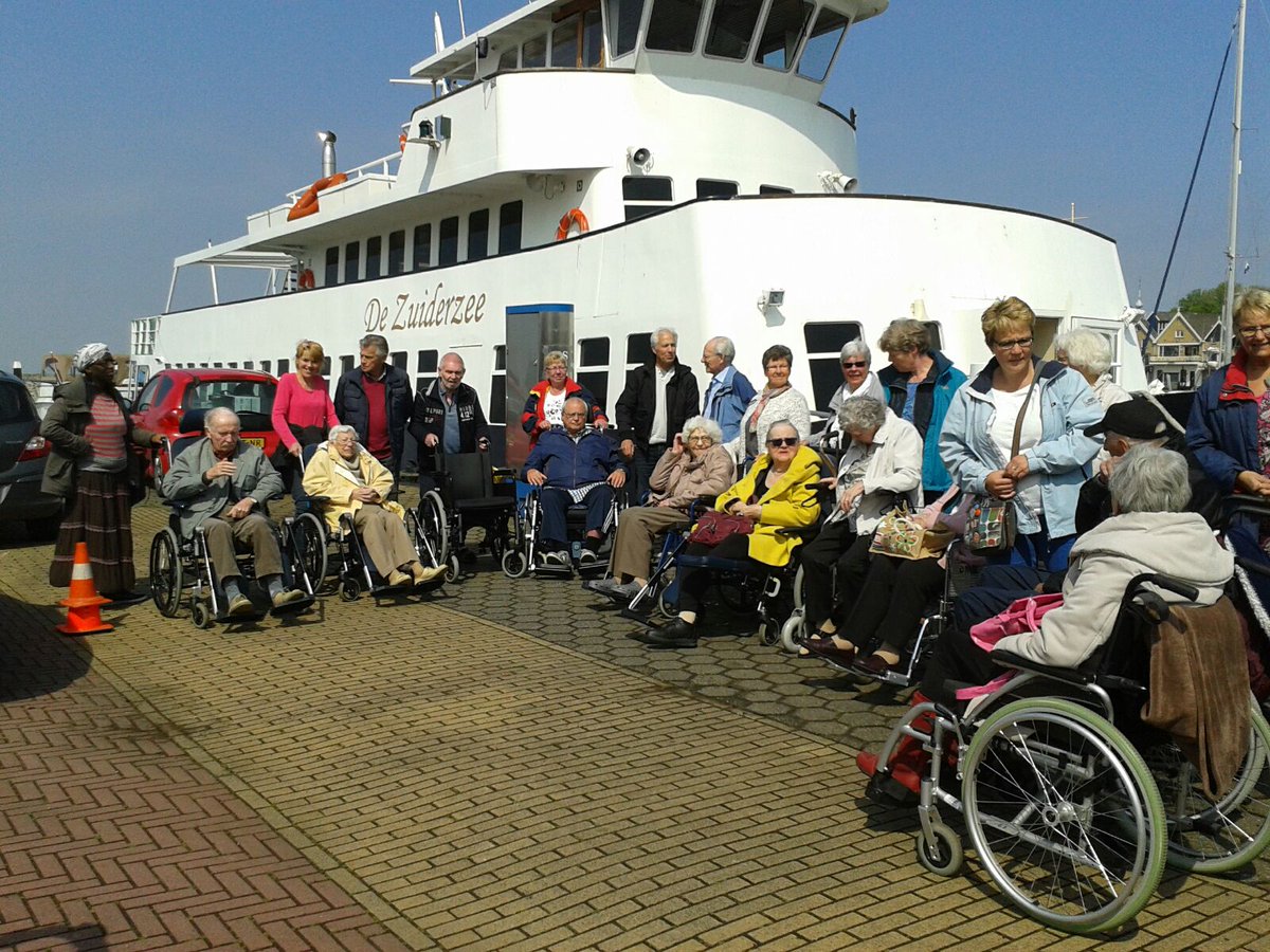 Bewoners <a href="/coloriet/">Coloriet</a> De Hoven 3e etage gezellig dagje uit met de boot op Urk