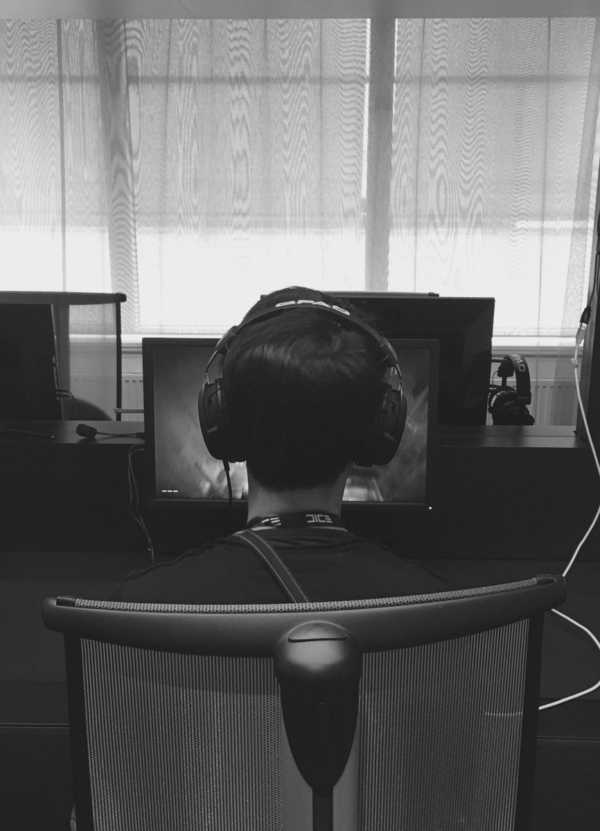 The man himself <a href="/Kojima_Hideo/">小島秀夫</a> playing #MirrorsEdgeCatalyst #EADICE2016 <a href="/mirrorsedge/">Mirror's Edge</a>