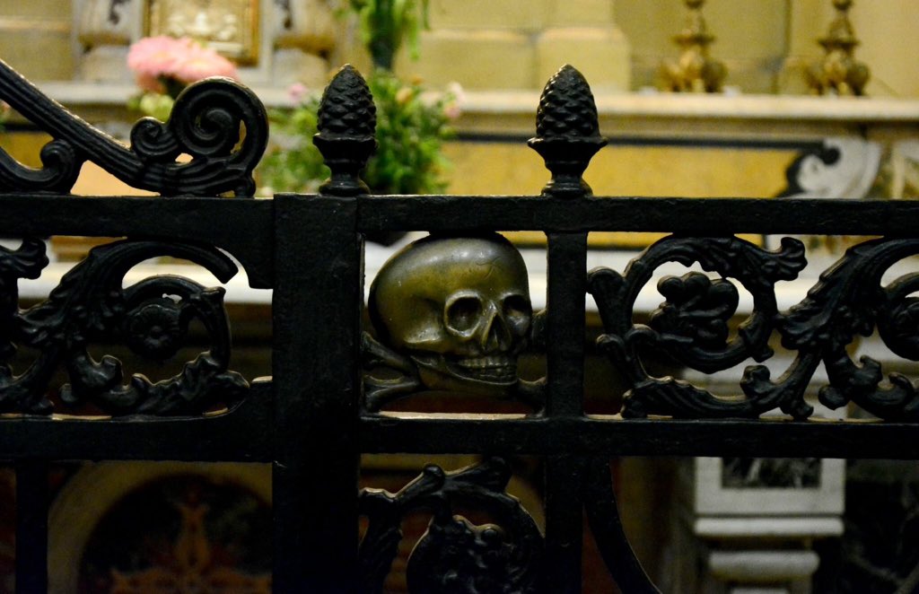 Nel #purgatorioadarco la figura del teschio è ovunque ed simbolo di salvezza.
#dentroiluoghidellanima #aaanapoli