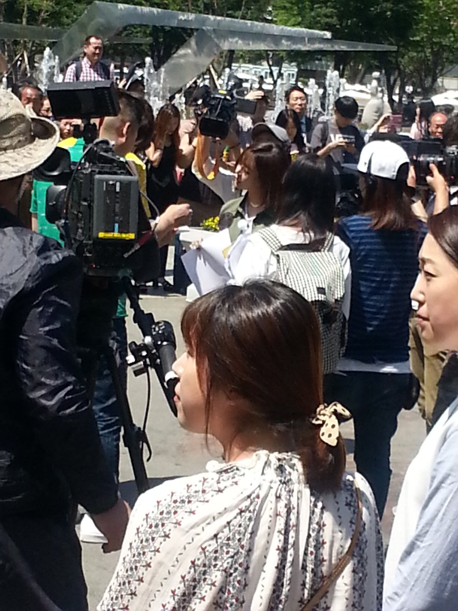 [PIC][16-05-2016]Sunny ghi hình cho chương trình "재래시장 살리자" của kênh JTBC tại Busan vào hôm nay - Page 2 Cip7_djUYAAsgk9