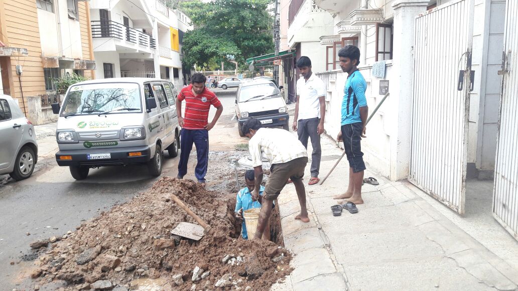 nagaraju169's tweet image. ನಮ್ಮ ಬಾಂಧವ ತಂಡವು ನಕ್ಕಲ್ ಬಂಡೆಯ ಒಳಚರಂಡಿ ಸಮಸ್ಯೆಯನ್ನು ಸರಿಪಡಿಸಿತು. #Nakkalbande #Sewerproblems #Jayanagar