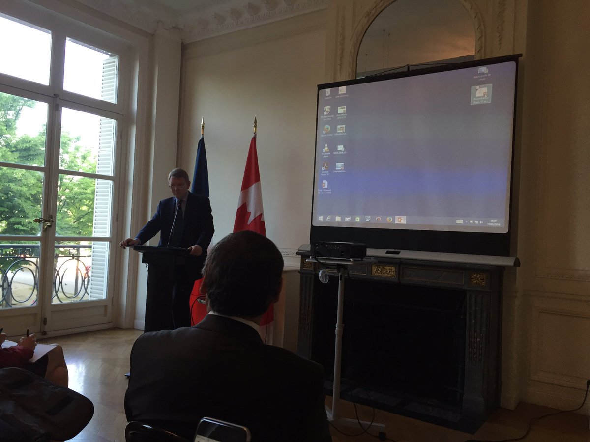Centre culturel canadien à Paris -Monsieur Graeme Clark, Ministre plénipotentiaire, nous adresse la parole.