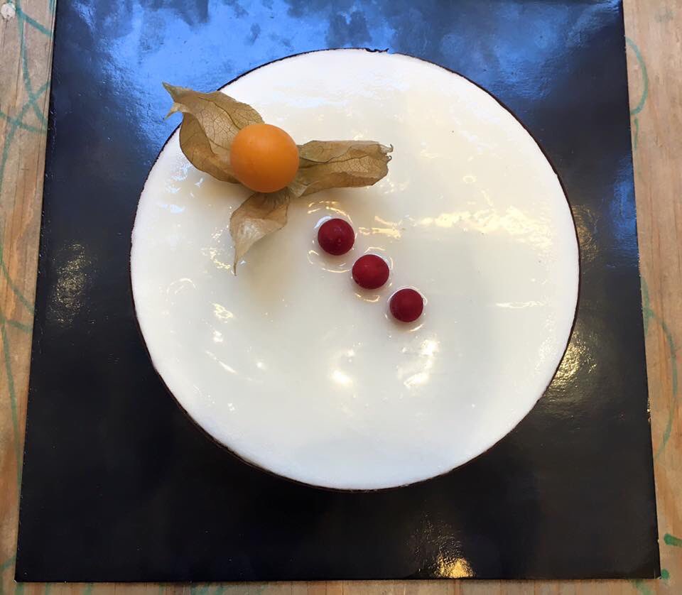 Le #tortediMaradeiBoschi, ingredienti: fior di panna e gianduia e cintura di #cioccolato fondente <a href="/domorichoc/">DOMORI</a>