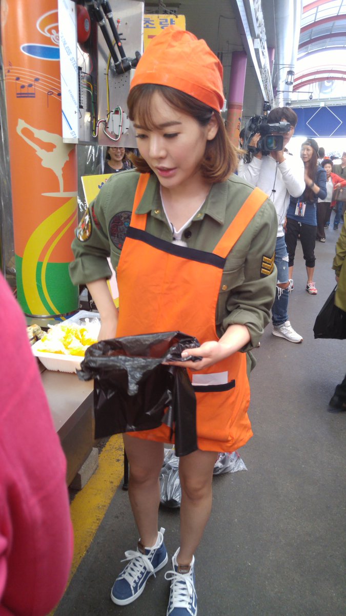 [PIC][16-05-2016]Sunny ghi hình cho chương trình "재래시장 살리자" của kênh JTBC tại Busan vào hôm nay CipEmoaUgAIxooB