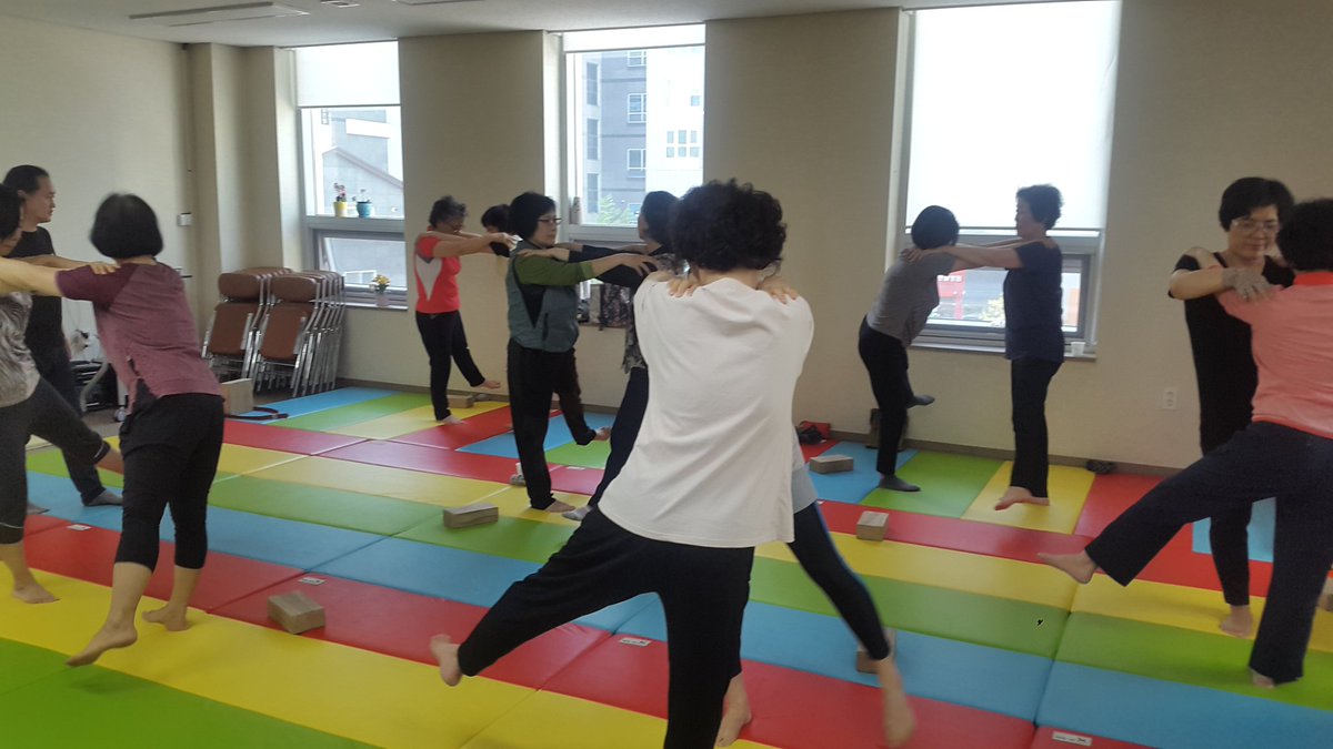 #성남시
판교보건지소에서 진행중인 힐링요가 모습입니다.
오늘은 파트너와 함께하는 요가 동작 이네요~~