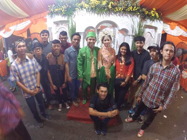 Tengkyu broy udah pada nympetin wktunya buat dateng di pernikahan dika ganteng