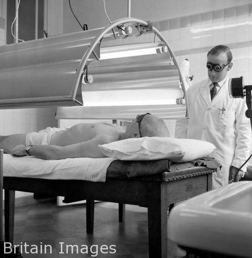 BritainImages's tweet photo. #AFC physiotherapist Bertie Mee uses revolutionary techniques to treat an injured patient https://t.co/JYYMl4izep https://t.co/x86yJJkHHG