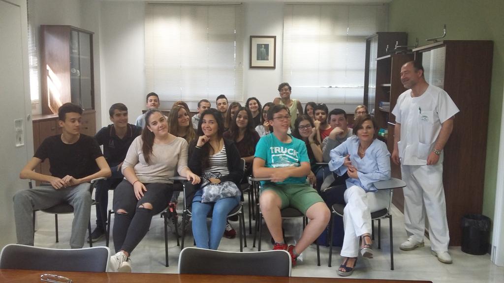 DoraPaniagua's tweet photo. Alumnos de bachillerato del @IES_Tartessos de #Camas visitan nuestros laboratorios #Sevillahoy https://t.co/g4GC4jtoLj