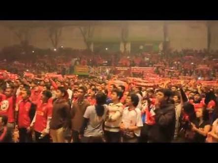 Perlu bukti? Nih gor padjajaran full capacity 3.000 orang
Nahhh kan, udah paling yahud lah nonbar final d budalin lg