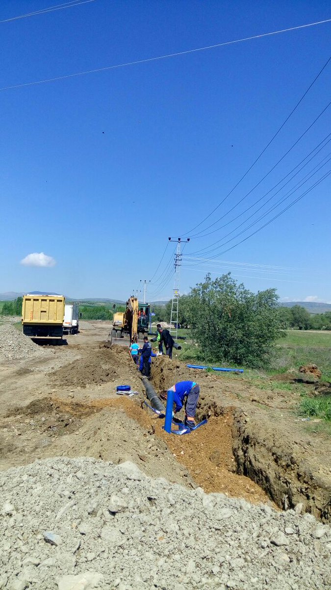 askicubuk's tweet photo. ÇUBUK -  ANKARA Bulvarı Ø200 lük Branjmandan Ø300 lük Yeni Döşedigimiz Duktil Boruya Su Baglantısı https://t.co/XV5Ijgraqo