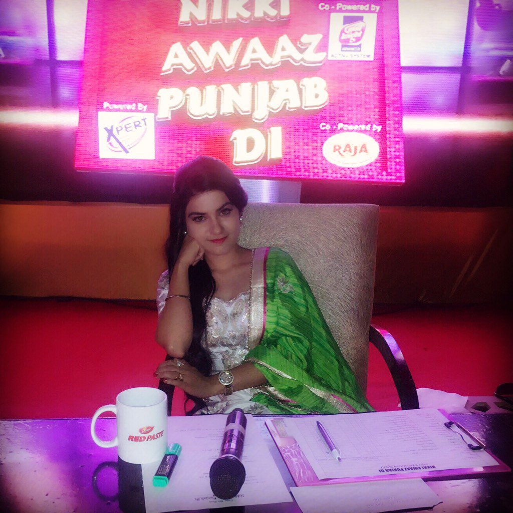 KaurBmusic's tweet photo. Surprise ! Jis Platform to Main Singing Shuru Kiti c Back to That Stage #NikkiAwaazPunjabDi #ShootTym #Mh1 ☺️😍😊 !! https://t.co/lXfp7zjSJR