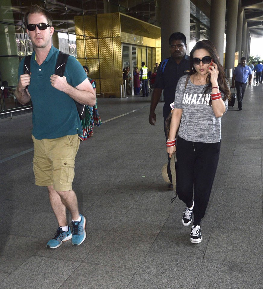 #PreityZinta with husband #GeneGoodenough spotted at the airport.

More Photos ➜ viralbollywood.com/photos/45/prei…