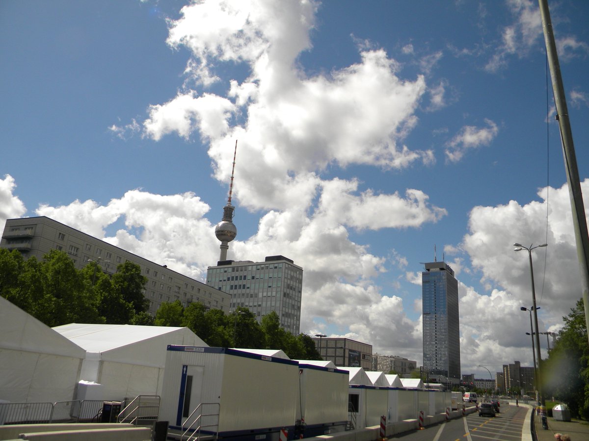 aus_BBde's tweet photo. #Berlin - #Karl_Marx_Allee weiter Aufbau für #Rennstrecke am 21.#Mai 2016 - #Formula_E / #Formel_E - Rennen #BB https://t.co/iNX7K6yWc2