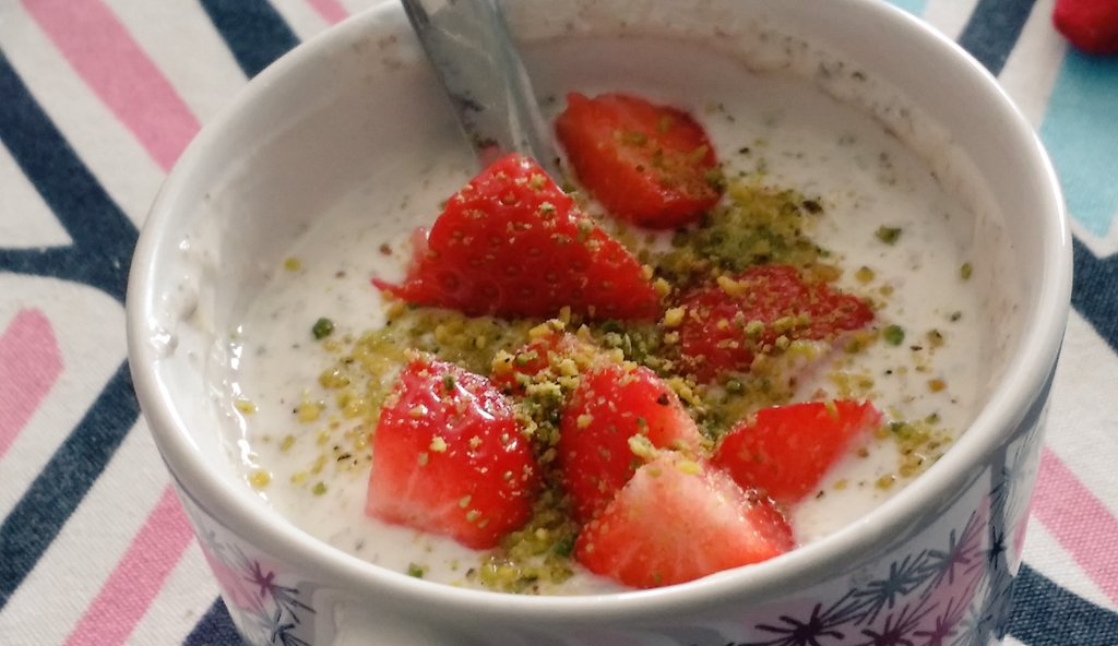 LittleKitchenIE's tweet photo. That's exactly what I need! #homemade #organic #yogurt #chiaseeds #fresh #strawberry #bronte #pistachio https://t.co/QsqP7Wly5F