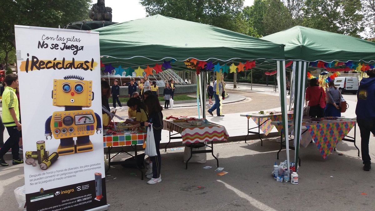 granadadigital's tweet photo. #DirectoGD | Escolares celebran el #DíaInternacionalReciclaje en #Granada https://t.co/rrZLLHxBdC