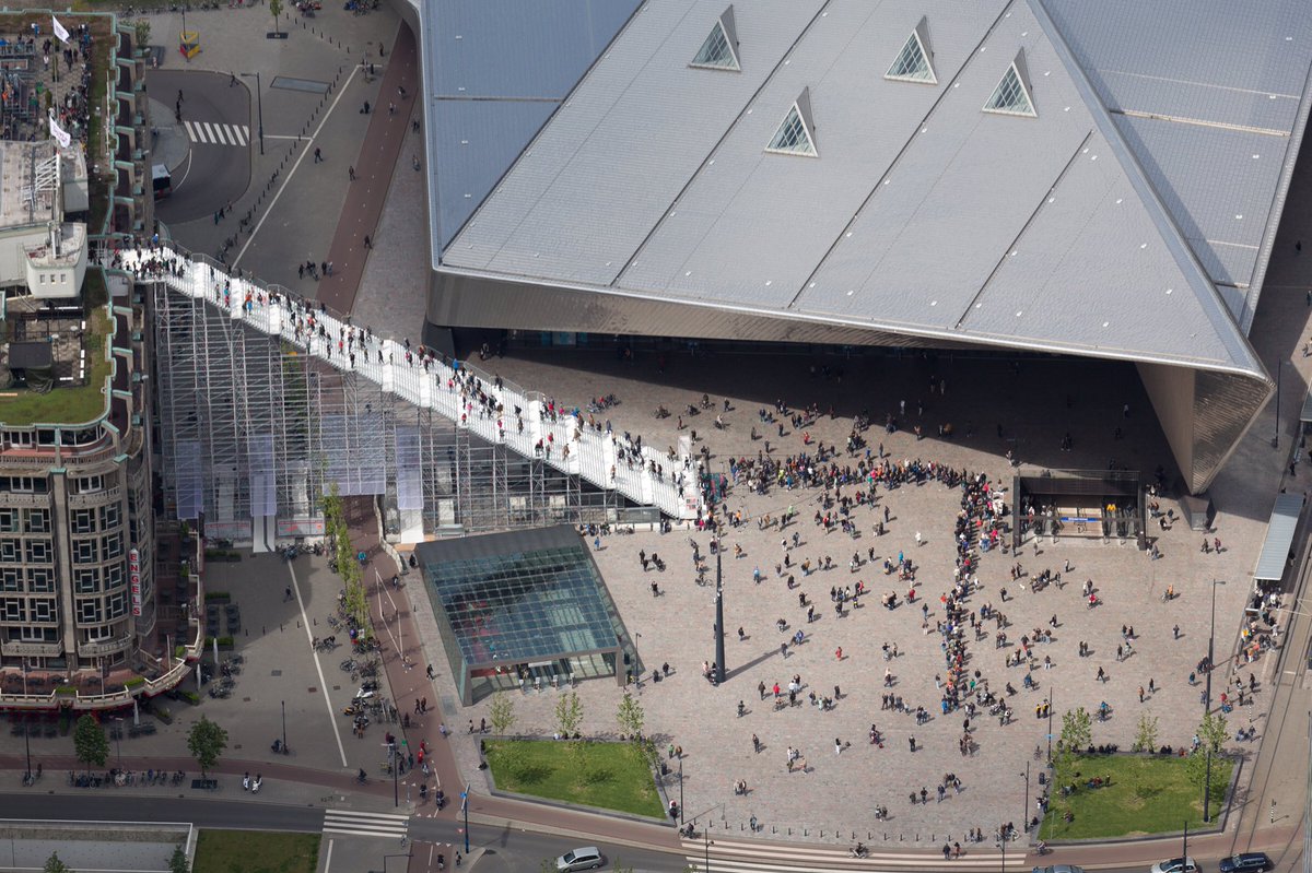 Lange rij bij de opening van #DeTrap. <a href="/MVRDV/">MVRDV</a> @Rotterdam_News <a href="/RdamFestivals/">Rotterdam Festivals</a> #rotterdam #architectuur