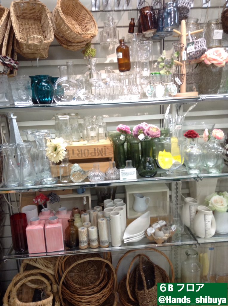 東急ハンズ渋谷店 プランターだけでなく 花瓶も多数ご用意しております ６ｂフロアではガラス製の花瓶 を多数ご用意しておりますので 涼しげな切り花を演出するのに最適です 個人的には 写真2枚目のカントリー風の花瓶がオススメです 渋谷ハンズ６ｂ