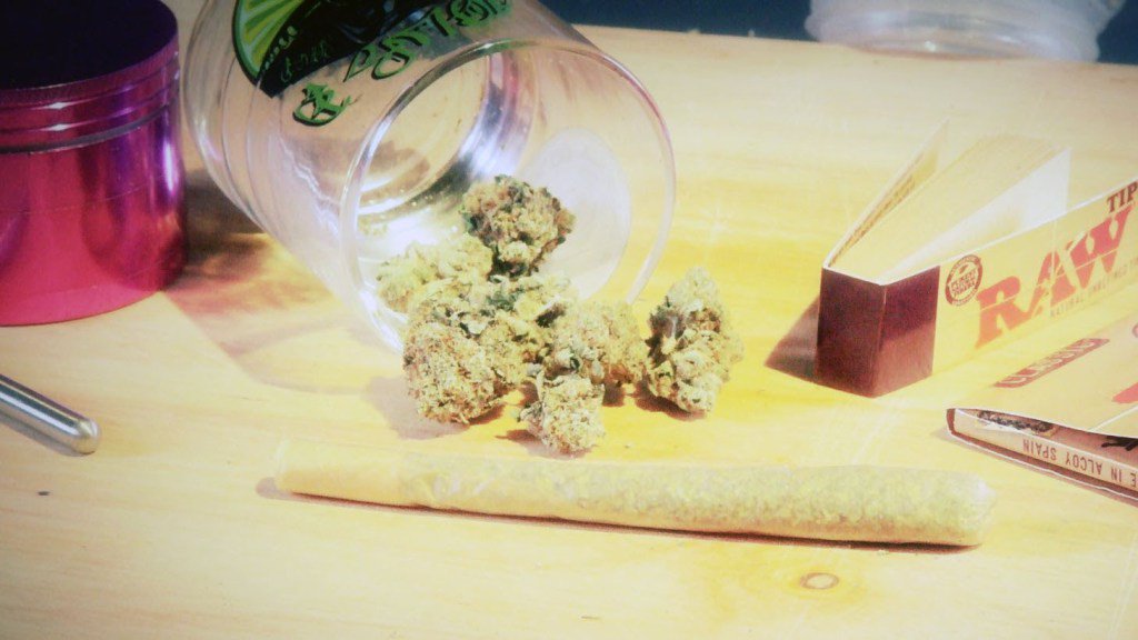 cannabisaust's tweet photo. vIDEO: #Howto Roll a #KingSize Filter Tip #Joint: #Marijuana Tips &amp; Tricks Cannabasics #3 https://t.co/jEMTZ73m4s https://t.co/6AYC8W14S0