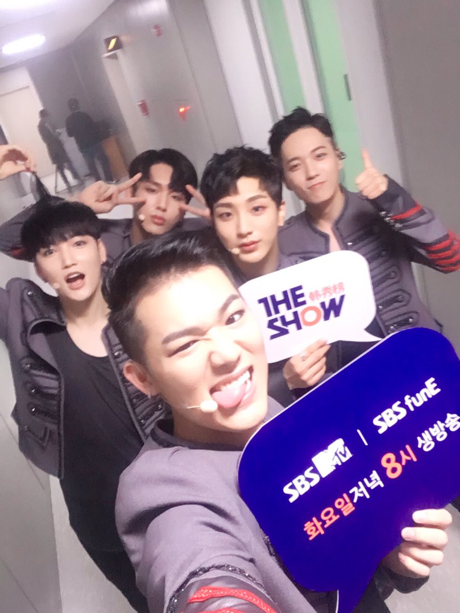 theshow_offcl's tweet photo. 거부할 수 없는 상남자로 돌아온 #BIG 🤗♥️ 여신과 사랑에 빠진 다섯 남신의 컴백 무대 @BIG_GHofficial  #더쇼 #THESHOW #THESHOW韩秀榜 https://t.co/vRZsLks92s