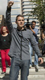 bukaneros92's tweet photo. Nosotros luchamos, tú no te rindes. ALFON LIBERTAD #11MesesSinAlfon https://t.co/BqJl2B54LB