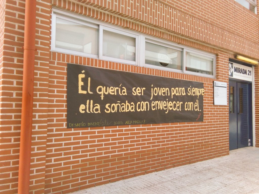 Ir a la uni y encontrarte cosas así... #Muyfan <a href="/InventarteUFV/">InventarteUFV</a>