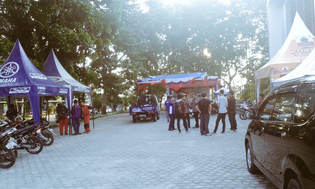 Persiapan utk acara milad HMM ke 32 di area parkir PKM besok tgl 18 mei <a href="/Mhs_UIR/">MAHASISWA UIR</a>