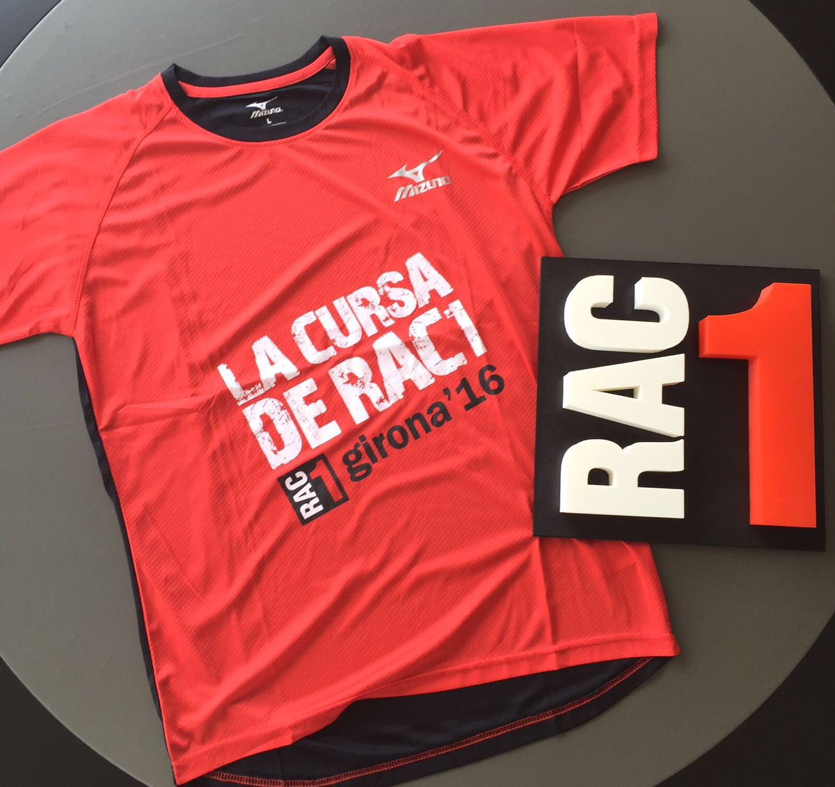 Aquesta és la samarreta de la @cursarac1 
Recordeu!! 19 juny a Girona
lacursarac1.cat #CursaRAC1