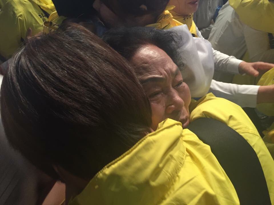 XAUUSD_GoldEA's tweet photo. 1년전 오늘 5.18 엄마들이 4.16 엄마들을 위로해 주는 아팠던 장면이 생각납니다. https://t.co/wcqtbor83J