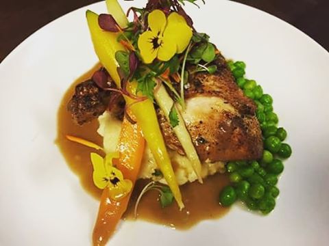 ebkwinebar's tweet photo. Seared #chicken served over mashed #potatoes and fresh peas. Topped with edible flowers. #sonomacounty #santarosa https://t.co/MD8ghBjTje
