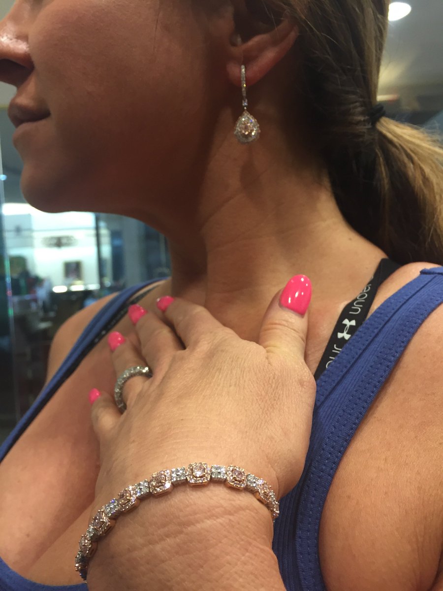 HauteVault's tweet photo. Borrow #pinkdiamond jewelry and sweeten up your ensemble. https://t.co/kAlGnqgPrL