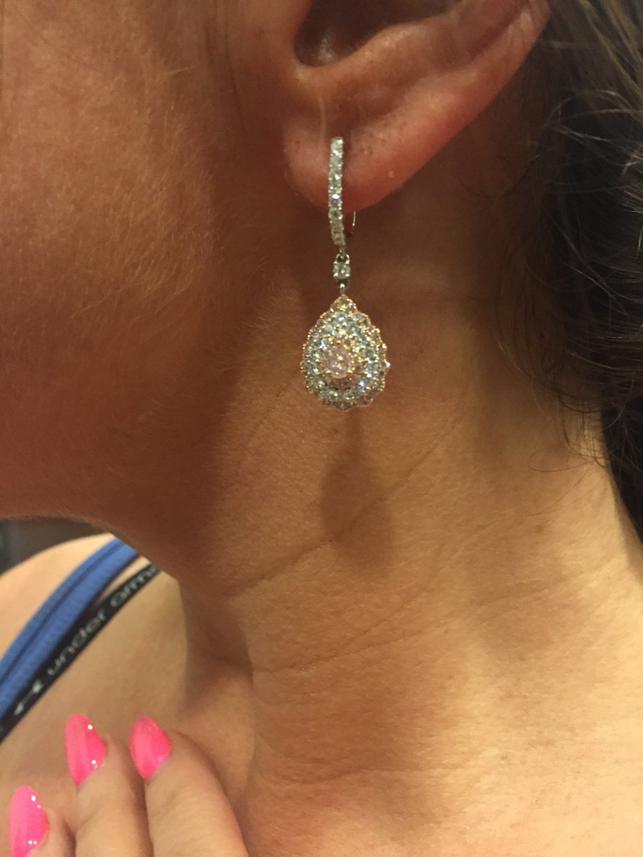 HauteVault's tweet photo. Borrow #pinkdiamond jewelry and sweeten up your ensemble. https://t.co/kAlGnqgPrL
