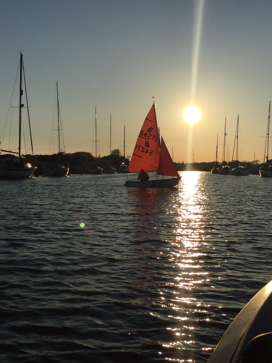RiversideParkUK's tweet photo. Dinghy sailing on the River Stour #beautiful #eveningsailing #sailing #Christchurch #www.riversidepark.biz https://t.co/1ZUJmoztwZ