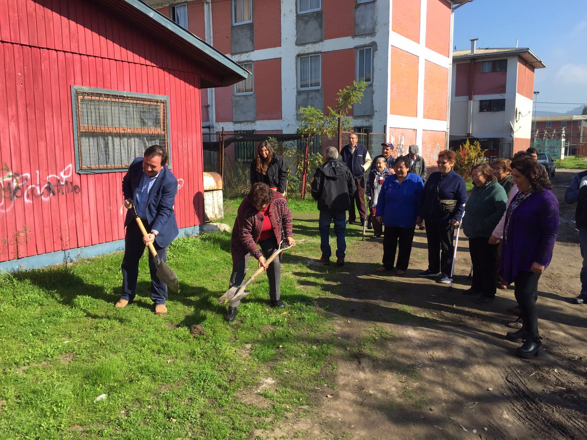 jcdiazavendano's tweet photo. Junto a los vecinos de Las Américas, dando inicio al proyecto de un velatorio para todos los vecinos del sector. https://t.co/CpN7JLkeuq