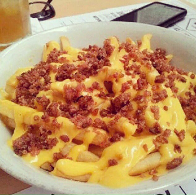 hamburguesas212's tweet image. Manda a decir nuestras Papas con Queso y Tocineta que si así está bien o se le pone un poquito más 😉 ¡Buen Provecho!