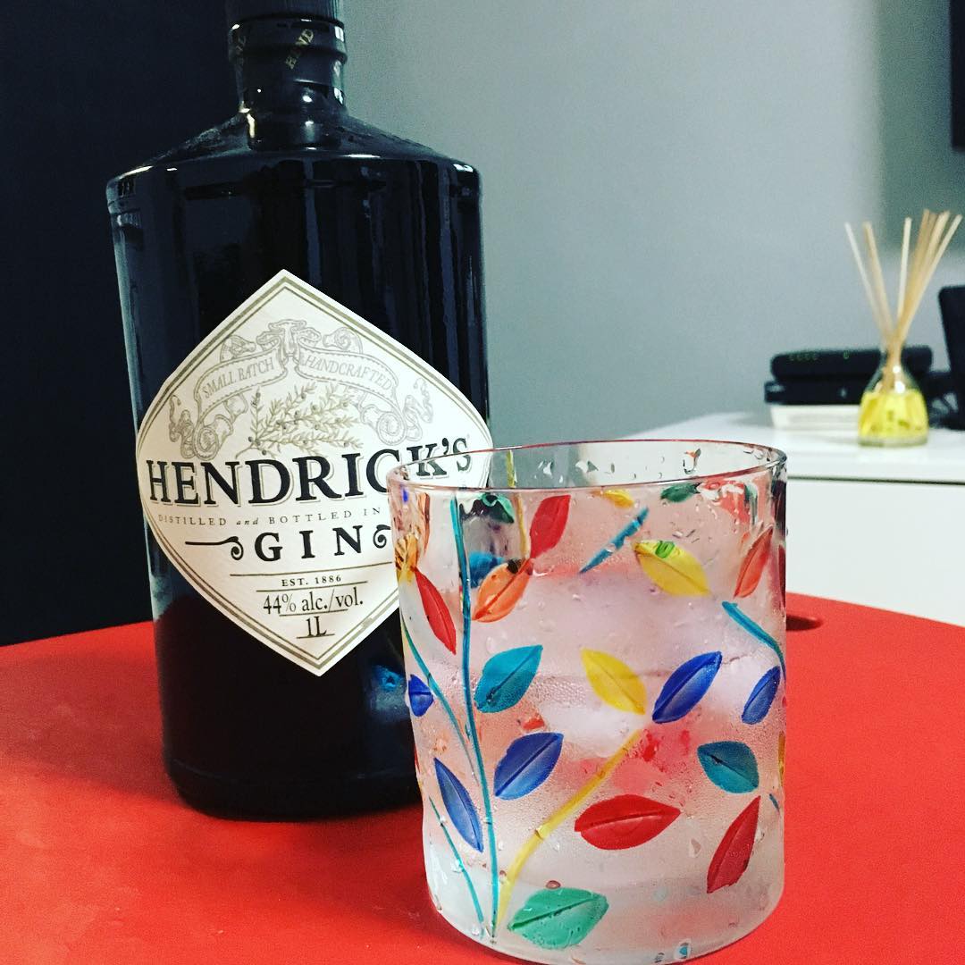 hendricksgincl's tweet photo. Nos gusta usar este vaso simplemente porque es colorido y alegre. ¿Cuál es su copa o vaso favorito? #HendricksGin https://t.co/BR89yrBFqC