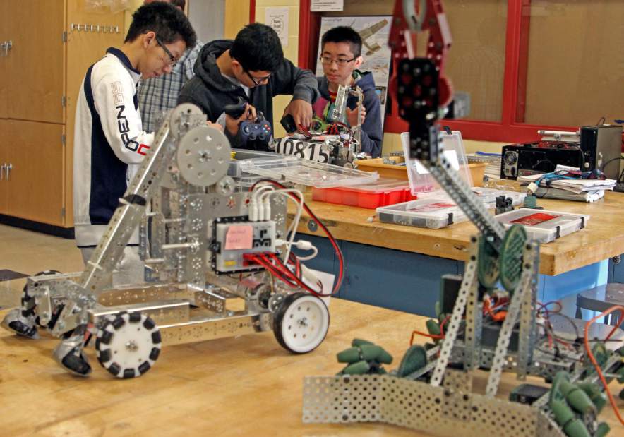 Raspberry_Pi's tweet image. Fab robotics course at Westerly High School. When I was this age, IT meant typing lessons!
thewesterlysun.com/news/westerly/…