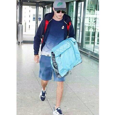 1Dpizzaa's tweet photo. Niall at Heathrow Airport in London Today! 17.05.16
#niall #update #onedirectionupdate #1Dupdate #1D https://t.co/bwFlOHNjiH