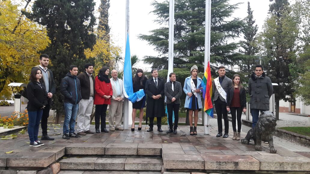 #AHORA izamos bandera de la #diversidad en Gllen @generoydiversid <a href="/GobiernoMendoza/">Gobierno de Mendoza</a>