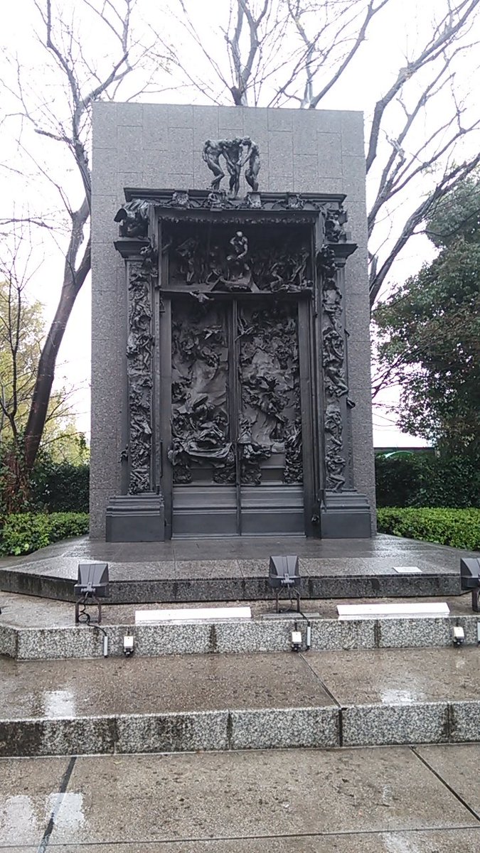 ひきこうもり 上野の国立西洋美術館が世界遺産に登録されるそうですが あそこは敷地に鋼の錬金術師の真理の扉みたいなのが置いてあって 夜になると得体のしれない生き物が門を開いて出てきそうな感じでちょっとこわい