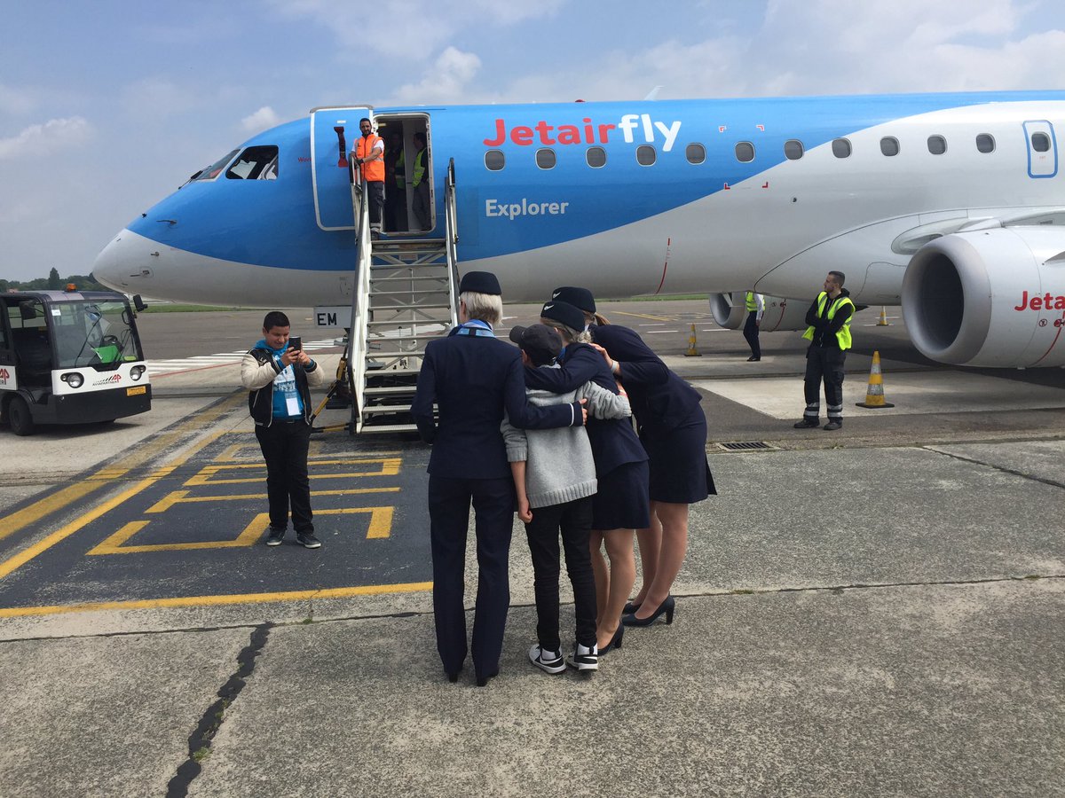 Zeer warme luchtvaartgemeenschap samen in <a href="/AntwerpAirport/">Antwerp Airport / Luchthaven Antwerpen</a> #antwerpen voor #wingsforchildren