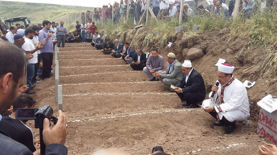 VedatTurgut's tweet photo. #DürümlüdeVahşiKatliam  Defnedilen 13 Mazlum Kürdün toplam ağırlığı 70kg belki ama 70 milyon ağırlığına dayanamıyor. https://t.co/Wc8PhD9mJS
