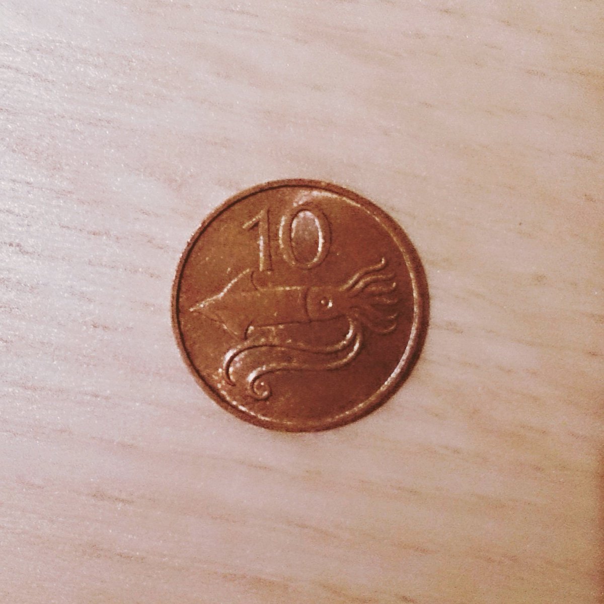 イカのデザインのアイスランドコインをもらいました。10オイラル。日本円では1円にも満たないけれど、宝物になりました。