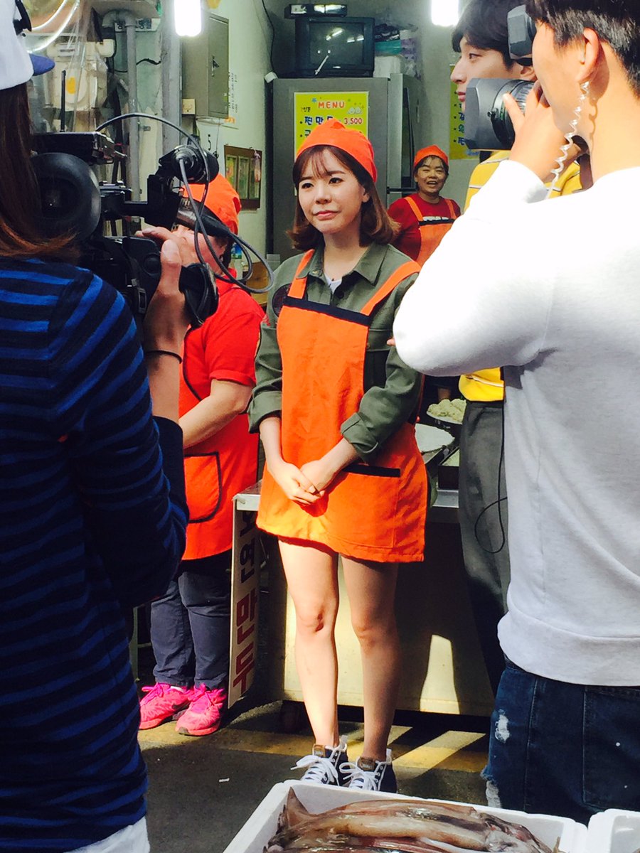 [PIC][16-05-2016]Sunny ghi hình cho chương trình "재래시장 살리자" của kênh JTBC tại Busan vào hôm nay CiqM44yUYAIf_1R