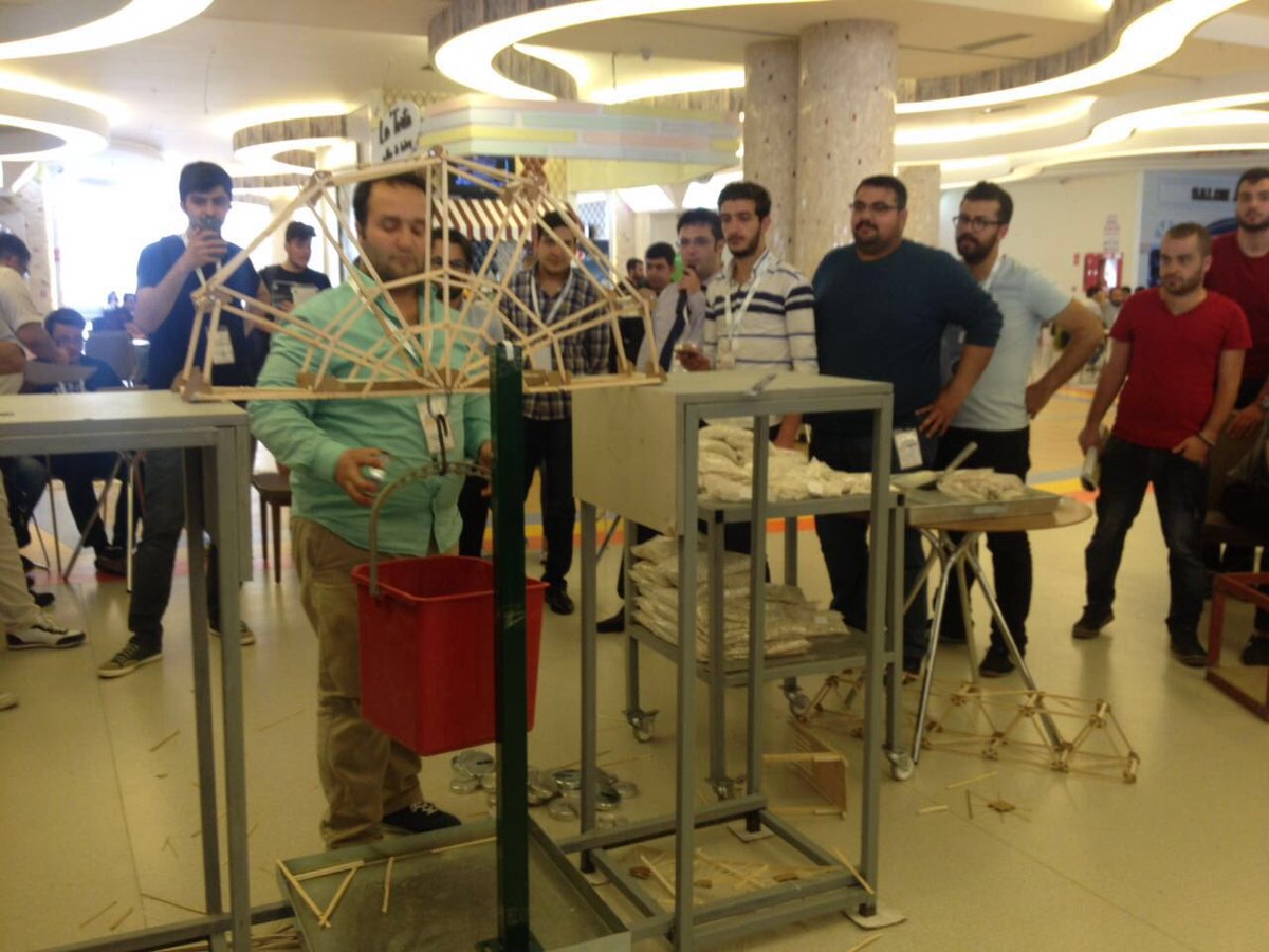 Yarışmacılarımız köprülerine ağırlıkları koyarak statik değerlendirme bölümüne geçtiler. Başarılar