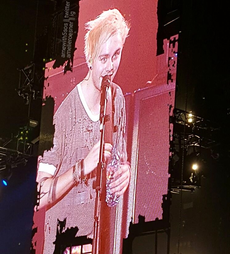 zaynsfiction's tweet photo. 5sos on the big screen❤  the concert was amazing!❤ #slflmunich @5sos @Michael5SOS @Luke5SOS @Ashton5SOS @Calum5SOS https://t.co/hRxewI3lgO