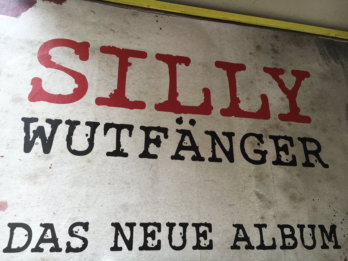AusBaerlin's tweet photo. Mit dem #Trikotgate haben #Silly ihrem neuen Album auf jeden Fall Ehre gemacht.
#Sillygate #RBLAufstiegsfeier https://t.co/ZqiMG9onnG